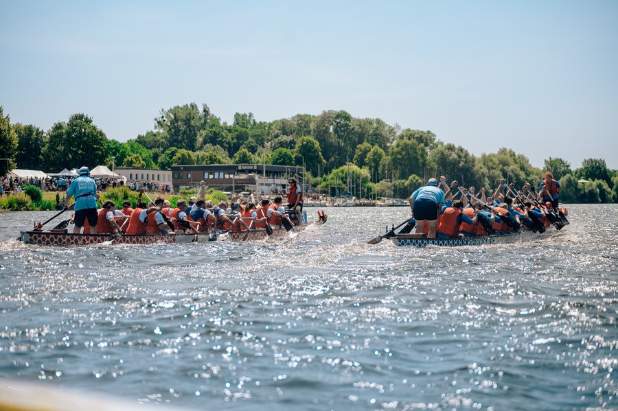 Zwei Drachenboote im Zielsprint